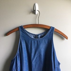 ⚪3/$15 GAP chambray tank top with keyhole back and halter style neck size small